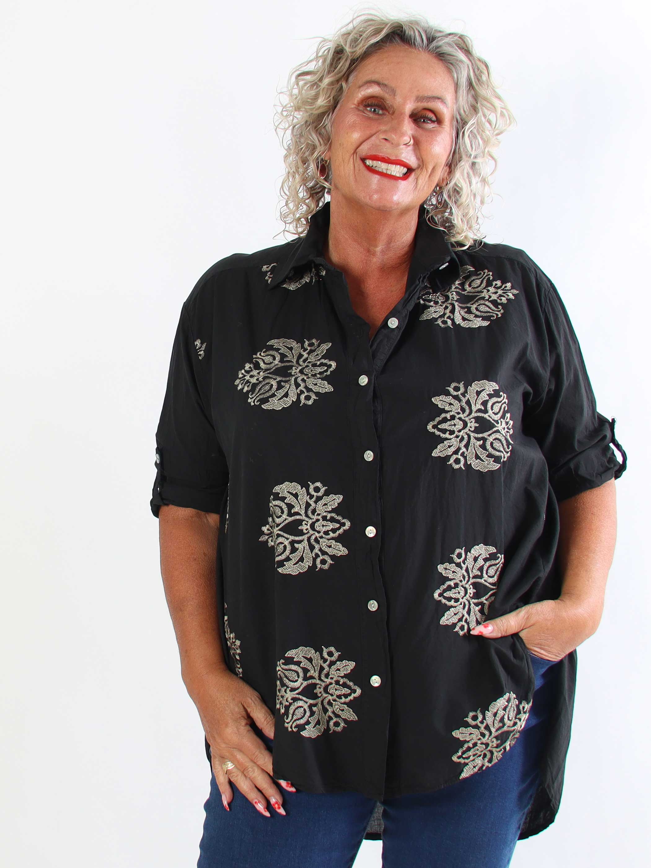 Catherina – Elegant plus size bomullsskjorta med fina, broderade gulddetaljer